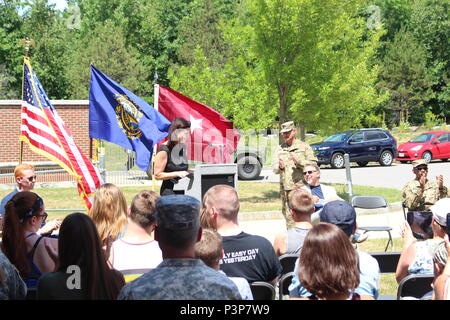 Der US-Senator Kelly Ayotte von New Hampshire Adressen der U.S. Army Reserve Soldaten des 456Th Area Support Medical Company (Asmc) und ihre Familie und Freunde während einer Bereitstellung Zeremonie in Somersworth, N.H. am 16. Juli 2016. Die 456Th ASMC sind Übersee für neun Monate zu jeder Zeit bis zu 72 Stunden Notfall- und Stabilisierungs- medizinische Unterstützung zu bieten. (U.S. Armee Foto von Kapitän Charles eine/freigegeben) Stockfoto