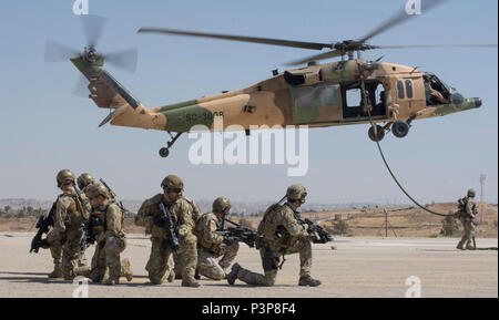 AMMAN, Jordanien (Mai 7, 2017) Italienische Flieger auf der 17 Special Operations Wing zugeordnet sichern eine Ankunftskonsole während eines schnellen roping Übung in Amman, Jordanien während eifrig Lion 2017. Eifrig Lion ist eine jährliche US Central Command Übung in Jordanien, die militärische Stärkung der militärischen Beziehungen zwischen den USA, Jordanien und anderen internationalen Partnern. In diesem Jahr Iteration besteht aus ungefähr 7.200 Soldaten aus mehr als 20 Nationen, die für Szenarien, die Sicherheit der Grenzen, das Kommando und die Kontrolle, Cyber Defense und battlespace Management reagieren werden. Stockfoto