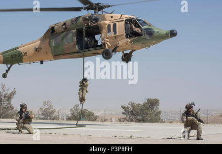 AMMAN, Jordanien (7. Mai 2017) Die Mitglieder der 23 Special die Air Force Special die Taktik Squad sichern eine Ankunftskonsole während eines schnellen roping Übung in Amman, Jordanien während eifrig Lion 2017. Eifrig Lion ist eine jährliche US Central Command Übung in Jordanien, die militärische Stärkung der militärischen Beziehungen zwischen den USA, Jordanien und anderen internationalen Partnern. In diesem Jahr Iteration besteht aus ungefähr 7.200 Soldaten aus mehr als 20 Nationen, die für Szenarien, die Sicherheit der Grenzen, das Kommando und die Kontrolle, Cyber Defense und battlespace Management reagieren werden. Stockfoto