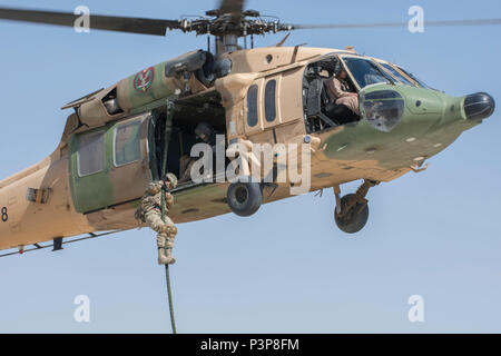 AMMAN, Jordanien (7. Mai 2017) Mitglied des jordanischen Special Operations verlässt ein Hubschrauber während eines schnellen roping Übung in Amman, Jordanien während eifrig Lion 2017. Eifrig Lion ist eine jährliche US Central Command Übung in Jordanien, die militärische Stärkung der militärischen Beziehungen zwischen den USA, Jordanien und anderen internationalen Partnern. In diesem Jahr Iteration besteht aus ungefähr 7.200 Soldaten aus mehr als 20 Nationen, die für Szenarien, die Sicherheit der Grenzen, das Kommando und die Kontrolle, Cyber Defense und battlespace Management reagieren werden. Stockfoto