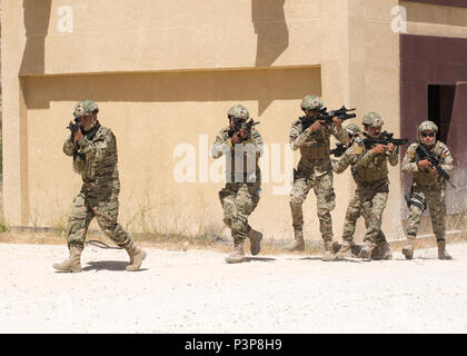 AMMAN, Jordanien (8. Mai 2017) Mitglieder des jordanischen Special Operations teilnehmen in der kleinen Einheit Taktik auf der King Abdullah II Special Operations Training Center in Amman, Jordanien während eifrig Lion 2017. Begierig, Löwe eine jährliche US Central Command Übung in Jordanien soll um zu militärischer Beziehungen zwischen den USA, Jordanien und anderen internationalen Partnern zu stärken. Das diesjährige Iteration besteht aus etwa 7.200 Soldaten aus mehr als 20 Nationen, die auf Szenarien, die Grenzsicherung, Befehl und Steuerung, Cyber Defense und Battlespace Management reagieren Stockfoto