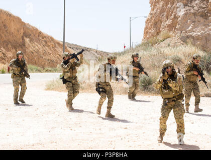 AMMAN, Jordanien (8. Mai 2017) Mitglieder des 23. Taktik-Spezialeinheit und jordanischen Spezialeinheiten der Luftwaffe Sonderbetrieb teilnehmen in der kleinen Einheit Taktik auf der King Abdullah II Special Operations Training Center in Amman, Jordanien während eifrig Lion 2017. Begierig, Löwe eine jährliche US Central Command Übung in Jordanien soll um zu militärischer Beziehungen zwischen den USA, Jordanien und anderen internationalen Partnern zu stärken. Das diesjährige Iteration besteht aus etwa 7.200 Soldaten aus mehr als 20 Nationen, die Szenarien, die Grenzsicherung, com antwortet Stockfoto