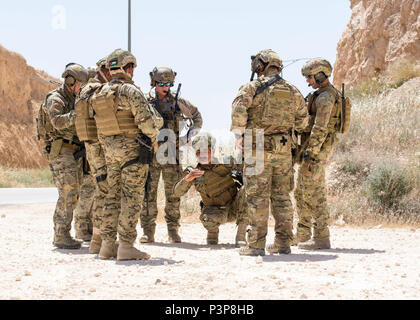 AMMAN, Jordanien (8. Mai 2017) Mitglieder des 23. Taktik-Spezialeinheit und jordanischen Spezialeinheiten der Luftwaffe Sonderbetrieb teilnehmen in der kleinen Einheit Taktik auf der King Abdullah II Special Operations Training Center in Amman, Jordanien während eifrig Lion 2017. Begierig, Löwe eine jährliche US Central Command Übung in Jordanien soll um zu militärischer Beziehungen zwischen den USA, Jordanien und anderen internationalen Partnern zu stärken. Das diesjährige Iteration besteht aus etwa 7.200 Soldaten aus mehr als 20 Nationen, die Szenarien, die Grenzsicherung, com antwortet Stockfoto