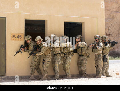 AMMAN, Jordanien (8. Mai 2017) Mitglieder des 23. Taktik-Spezialeinheit und jordanischen Spezialeinheiten der Luftwaffe Sonderbetrieb teilnehmen in der kleinen Einheit Taktik auf der King Abdullah II Special Operations Training Center in Amman, Jordanien während eifrig Lion 2017. Begierig, Löwe eine jährliche US Central Command Übung in Jordanien soll um zu militärischer Beziehungen zwischen den USA, Jordanien und anderen internationalen Partnern zu stärken. Das diesjährige Iteration besteht aus etwa 7.200 Soldaten aus mehr als 20 Nationen, die Szenarien, die Grenzsicherung, com antwortet Stockfoto