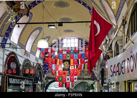 ISTANBUL, Türkei - 25. Mai: Blick auf Flaggen in der Große Basar in Istanbul Türkei am 25. Mai 2018 Stockfoto