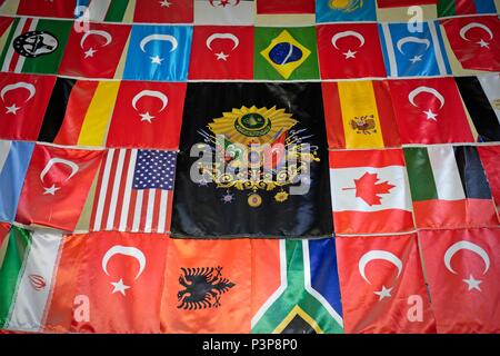 ISTANBUL, Türkei - 25. Mai: Blick auf Flaggen in der Große Basar in Istanbul Türkei am 25. Mai 2018 Stockfoto