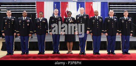 Chief Warrant Officer 5 Janice L. Fontanez (Mitte), ausgehende Befehl Chief Warrant Officer, District of Columbia der National Guard, nimmt ein Foto bei D.C. Nationalgarde Unteroffiziere Washington, D.C., den 7. Mai 2017. Fontanez, ehemaliges Mitglied der Korps der Armee Frauen, war die D.C. Nationalgarde vierte Befehl Chief Warrant Officer. Sie zieht sich nach mehr als 41 Jahren der Wehrpflicht. Stockfoto