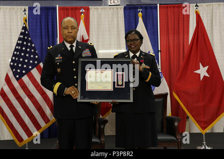 Generalmajor William Walker, Kommandierender General, District of Columbia der National Guard, der Legion of Merit Award präsentiert zum Chief Warrant Officer 5 Janice L Fontanez, ausgehende Befehl Chief Warrant Officer, D.C. Nationalgarde Mai 07, 2017, GLEICHSTROM, Waffenkammer, Washington, D.C. Fontanez trug in 1975 und erreichte den Rang von Sgt. 1. Klasse und später empfing ihre Kommission als Warrant Officer 1, 1989. Fontanez wurde der D.C. Nationalgarde vierte Befehl Chief Warrant Officer. Stockfoto