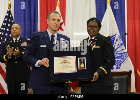 Brig. Gen. George M. Degnon, Adjutant General, District of Columbia der National Guard, präsentiert mit dem Verdienstorden Chief Warrant Officer 5 Janice L Fontanez, ausgehende Befehl Chief Warrant Officer, D.C. Nationalgarde, Mai 7, 2017, Washington, D.C. Fontanez, ehemaliges Mitglied der Korps der Armee Frauen, war die D.C. Nationalgarde vierte Befehl Chief Warrant Officer. Sie zieht sich nach mehr als 41 Jahren der Wehrpflicht. Stockfoto