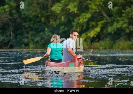 Kanutour auf einem Fluss Stockfoto