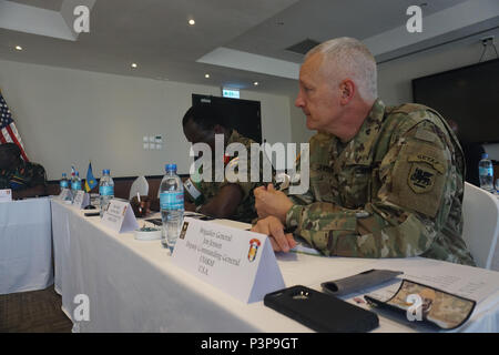 Ugandische Generalmajor Ben Francis Okello, leitende Vertreter der Afrikanischen Union und der US-Armee Brig. Gen. Jon Jensen, US-Armee Afrika stellvertretender Kommandant, Eröffnungsrede auf der Östlichen Accord 2016 regionalen Führungskräfte Seminar in Dar es Salaam, Tansania, 21. Juli statt. Die RLS sammelt regionale Führungskräfte zusammen gemeinsam Themen, Herausforderungen und Bedrohungen in einem offenen Forum, wo offener Dialog zwischen den Teilnehmern angeregt wird, zu diskutieren. Stockfoto