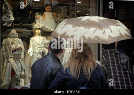 ISTANBUL, Türkei - 25. Mai: die Menschen in einem Schaufenster in der Nähe der Grand Bazar in Istanbul Türkei suchen am 25. Mai 2018, zwei nicht identifizierte Personen Stockfoto