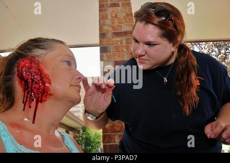 Rebecca Minges, ein Cinncinatti, Ohio, Sanitäter und moulage Künstler, gilt mock Verletzungen zu Donna Weinsäufer, eine Übung PATRIOT Nord 2016 Rolle Spieler von Wilton, Wis., bei der Meile Bluff Medical Center in New Lisbon, Wis., 20. Juli 2016. Moulage ist die Kunst der Anwendung von mock Verletzungen für die Ausbildung von Emergency Response Teams, medizinischer Dienstleister und Militärs. (U.S. Air National Guard Foto von Tech. Sgt. Andria Allmond) Stockfoto