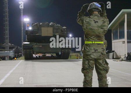 Ein Soldat aus der zweiten Bataillon, 5th Cavalry Regiment, 1st Armored Brigade Combat Team, 1.Kavallerie Division, führt eine M1A2 Abrams Kampfpanzer aus einem Triebwagen 12. Juli bei der US-Armee Garnison Humphreys. Das Fort Hood, Texas-based Soldaten der 2 Mrd., 8. Cav. Reg., 1 ABCT, waren unter den ersten, die US-Streitkräfte die bewegen, südlich von Seoul als Teil einer 2004 Abkommen zwischen den USA und Südkorea zu bilden. (U.S. Armee Foto von Sgt. Christopher Dennis, 1st Armored Brigade Combat Team Public Affairs, 1. Cav. Div.) Stockfoto