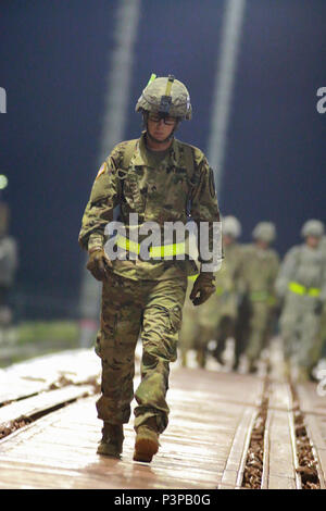 Sgt. Keith Holladay, ein Panzer crewman von Unternehmen D, 2nd Battalion, 5th Cavalry Regiment, 1st Armored Brigade Combat Team, Spaziergänge in der triebwagen nach Beendigung der Entladung und Clearing die Autos von Raupenfahrzeugen vom 2 Battalion, 8th Cavalry Regiment, 1 ABCT, 12. Juli während Der historische Umzug der US-Armee Garnison Humphreys, Südkorea. Soldaten aus dem 2., 8. Cav. Reg., diente als das erste Manöver der 2.Infanteriedivision die Verlagerung der US-Armee zu Humphreys zu starten. (U.S. Armee Foto von Sgt. Christopher Dennis, 1st Armored Brigade Combat Team Public Affairs, 1. Stockfoto