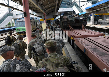 Soldaten bewegen ein Pkw ist am Ende der Bahn zu schleppen verfolgt der US-Army-Fahrzeuge, die Dongducheon Station am 12. Juli. Das Fort Hood, Texas-based Soldaten aus dem 2. Battalion, 8th Cavalry Regiment, 1st Armored Brigade Combat Team, 1.Kavallerie Division, bewegt mit den Fahrzeugen aus dem Camp Casey in der Nähe der nordkoreanischen Grenze zu Lager Humphreys südlich von Seoul, Südkorea, als Teil einer Vereinbarung 2004 alle US-Streitkräfte zu bewegen, südlich des Flusses Han. (U.S. Armee Foto: Staff Sgt. Keith Anderson, 1st Armored Brigade Combat Team Public Affairs, 1. Cav. Div.) Stockfoto