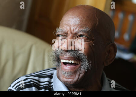 Alford Gardner, die in Großbritannien im Jahr 1948 auf der ersten Windrush Schiff zu Dock in Tilbury, Essex angekommen, sprach in seinem Haus in Leeds. Stockfoto