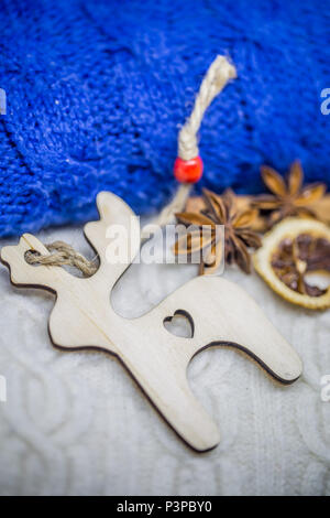 Weihnachten Holzspielzeug auf dem Hintergrund der Pullover closeup Stockfoto