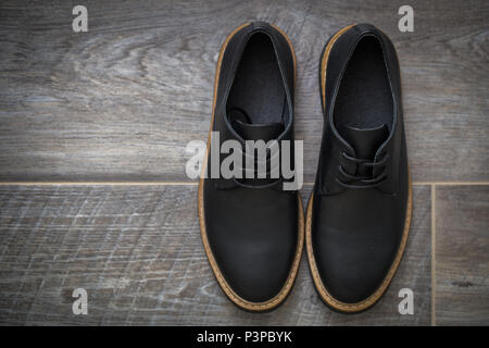 Schuhe der Klassiker stilvolle Männer closeup auf grauem Hintergrund Stockfoto
