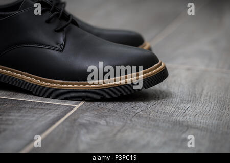Schuhe der Klassiker stilvolle Männer closeup auf grauem Hintergrund Stockfoto