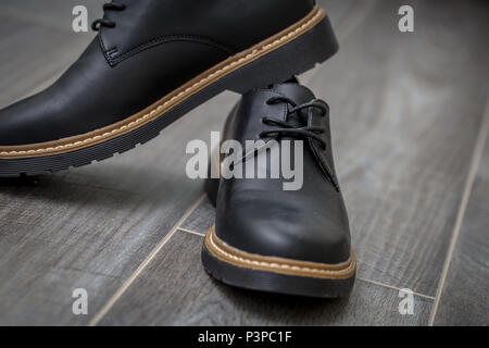 Schuhe der Klassiker stilvolle Männer closeup auf grauem Hintergrund Stockfoto