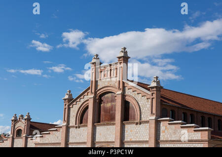 Madrid, Spanien: Fassade des Matadero Madrid Arts Center in der Arganzuela Distrikt. Der ehemalige Schlachthof wurde in ein kreatives und immer umgewandelt. Stockfoto