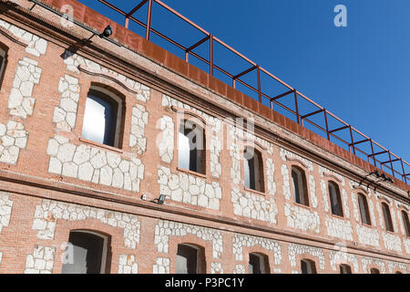 Madrid, Spanien: Fassade des Matadero Madrid Arts Center in der Arganzuela Distrikt. Der ehemalige Schlachthof wurde in ein kreatives und immer umgewandelt. Stockfoto