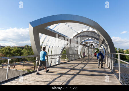 Madrid, Spanien: Arganzuela Fußgänger überqueren Sie die Fußgängerbrücke über den Manzanares. Die moderne Fußgängerzone Weg verbindet die Arganzuela und Carabanche Stockfoto