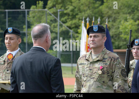 ANSBACH, Deutschland (21. Juli 2016) - Michael D. Formica, Direktor der Installation Management Command - Europa, dank Colonel Christopher M. Benson, ausgehende Kommandant der US-Armee Garnison Ansbach, für Benson's Service und Leistung. Benson's Ruhestand Zeremonie folgte der USAG Ansbach Änderung der Befehl Montag bei Barton Kaserne hier. Stockfoto