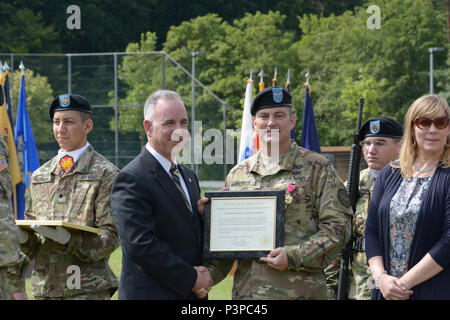 ANSBACH, Deutschland (21. Juli 2016) - Michael D. Formica, Direktor der Installation Management Command - Europa, dank Colonel Christopher M. Benson, ausgehende Kommandant der US-Armee Garnison Ansbach, für Benson's Service und Leistung. Benson's Ruhestand Zeremonie folgte der USAG Ansbach Änderung der Befehl Montag bei Barton Kaserne hier.. Stockfoto