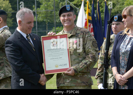 ANSBACH, Deutschland (21. Juli 2016) - Michael D. Formica, Direktor der Installation Management Command - Europa, dank Colonel Christopher M. Benson, ausgehende Kommandant der US-Armee Garnison Ansbach, für Benson's Service und Leistung. Benson's Ruhestand Zeremonie folgte der USAG Ansbach Änderung der Befehl Montag bei Barton Kaserne hier.. Stockfoto