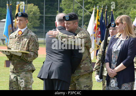 ANSBACH, Deutschland (21. Juli 2016) - Michael D. Formica, Direktor der Installation Management Command - Europa, dank Colonel Christopher M. Benson, ausgehende Kommandant der US-Armee Garnison Ansbach, für Benson's Service und Leistung. Benson's Ruhestand Zeremonie folgte der USAG Ansbach Änderung der Befehl Montag bei Barton Kaserne hier. Stockfoto