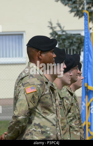 ANSBACH, Deutschland (21. Juli 2016) - Soldaten stand auf der Parade Rest am Barton Kaserne hier Montag während der US-Armee Garnison Ansbach Ändern des Befehls Zeremonie. Oberst Christopher M. Benson Befehl Garnison verzichtet, und Oberst Benjamin C. Jones das Kommando. Stockfoto