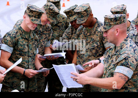 Staff Sgt Cory Wilbur, Recht, bespricht Kursmaterial mit Studenten während einer Sattelauflieger auftankenden Operator im Marine Corps Air Station Cherry Point, North Carolina, 9. Mai 2017. Der Kurs wurde mit einer Kombination von Marines zugewiesen, 2. Marine Aircraft Wing und verschiedene andere Einheiten im gesamten II. Marine Expeditionary Force gefüllt. Nach Abschluss des Kurses erhalten Kraftverkehr Marines die sekundäre militärische berufliche Spezialität, Sattelauflieger auftankenden Operator. Wilbur ist ein SROC Lehrer zugewiesen, dem Marine Corps Detachment Training Command, Sitz in U.S. Armee Fort Leonard Wood, M Stockfoto