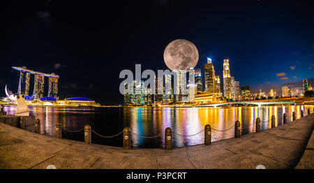 Wunderbare Aussicht auf Singapur Stadt bei Nacht mit Vollmond Stockfoto