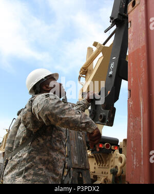 FORT MCCOY, Wisc. --Spc. Jonathan Bryant, ein cargo Specialist von Los Angeles mit 211 Inland Cargo Transport Unternehmen, in Orange County, Kalifornien, Haken ein Lader zu einem Connex während des Trans Krieger übung, Dauer von 9. Juli bis 23. Juli 2016. Soldaten der 211. schärfen und ihre individuellen und kollektiven Aufgaben während Trans Krieger zu bewerten, hier (U.S. Armee finden Foto von Spc James C. Blackwell, 206 Broadcast Operations Loslösung) Stockfoto