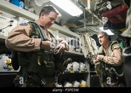 Arabischen Golf (7. Mai 2017) Kapitän James McCall III, Commander, Carrier Air Wing 8, links, und Cmdr. Kevin Robb, kommandierender Offizier der 'Blacklions' Strike Fighter Squadron (VFA) 213, Kleid in Flight Gear an Bord der Flugzeugträger USS George H.W. Bush (CVN 77) (GHWB). GHWB ist in den USA der 5. Flotte Bereich für Maßnahmen zur Erhöhung der Sicherheit des Seeverkehrs auf die Verbündeten und Partnern zu beruhigen bereitgestellt, und der Freiheit der Schiffahrt und des freien Handels in der Region erhalten. Stockfoto