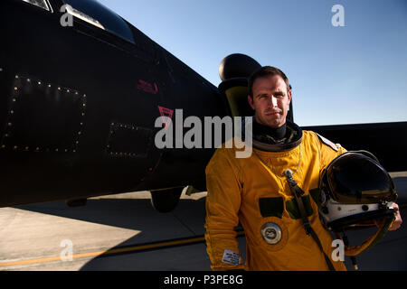 Kapitän Arthur Bull, ein U-2-Pilot aus 99Th Reconnaissance Squadron, in seinem gedrueckt Raumanzug an der Nellis Air Force Base in Nevada während der Übung Red Flag. Flieger von der Beale Air Force Base, Kalifornien gereist, um rote Flagge zum ersten Mal seit Mitte der neunziger Jahre - in der Regel das Flugzeug fliegt Übung Missionen aus ihrem Haus entfernt. Red Flag 16-3 ist auf die Vermittlung von Service Mitglieder wie Luft, Raum und Cyberspace Elemente zu integrieren. (U.S. Air Force Foto/Tech. Sgt. David Salanitri) Stockfoto