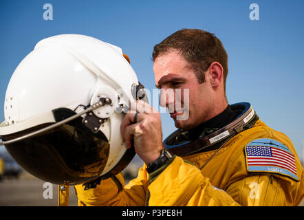 Kapitän Arthur Bull, ein U-2-Pilot aus 99Th Reconnaissance Squadron, in seinem gedrueckt Raumanzug an der Nellis Air Force Base in Nevada während der Übung Red Flag. Flieger von der Beale Air Force Base, Kalifornien gereist, um rote Flagge zum ersten Mal seit Mitte der neunziger Jahre - in der Regel das Flugzeug fliegt Übung Missionen aus ihrem Haus entfernt. Red Flag 16-3 ist auf die Vermittlung von Service Mitglieder wie Luft, Raum und Cyberspace Elemente zu integrieren. (U.S. Air Force Foto/Tech. Sgt. David Salanitri) Stockfoto