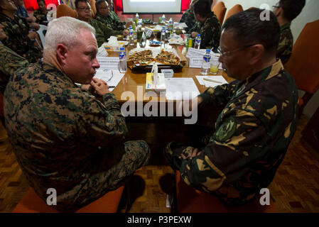 Us-Marine Kapitän Mark Hendricks, Kaplan mit dem US Marine Corps Forces, Pazifik, spricht mit Streitkräfte der Philippinen Brig. Gen. Tirso Dolina, Chief Kaplan, bei einem Treffen in Unterstützung von Balikatan 2017 am Lager Aguinaldo, Quezon City, 8. Mai 2017. Balikatan ist eine jährliche US-Philippinischen bilaterale militärische Übung konzentriert sich auf eine Vielzahl von Missionen, einschließlich humanitärer Hilfe und Katastrophenhilfe, Terrorismusbekämpfung, und andere kombinierte militärische Operationen. Stockfoto