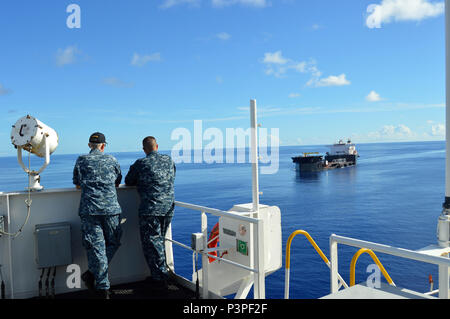 160725-N-IX 266-004 PACIFIC OCEAN-Marine Kapitän Stephan Fuller (links), Commodore, Military Sealift Command Fernen Osten und Marine Kapitän Eric C. Lindfors, Commodore, Maritime Vorpositionierung Schiffe Staffel Drei, beobachten, wie Expeditionary transfer Dock USNS Montford (T-ESD1) ihr Konzept für die maritime Vorpositionierung Kraft ship USNS Dahl (T-AKR 312) vor Beginn der Haut-zu-Haut Operationen macht, Juli 21. (Mit freundlicher Genehmigung von Foto) Stockfoto