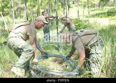 Soldaten zu Charlie Company, 1.BATAILLON, 149 Infanterie bereitstellen Faltenbalg Kabel während der jährlichen Ausbildung bei Joint Readiness Training Center, Fort Polk, Louisiana, 19. Juli 2016 zugewiesen. Mehr als 400 Kentucky National Guard Soldaten Roleplayed als feindliche Kräfte der Bekämpfung der Bereitschaft für den 27 Infantry Brigade Combat Team zur Unterstützung der JRTC Rotation 16-08 zu erhöhen. (U.S. Army National Guard Foto von 1 st. Oberstleutnant Michael Reinersman) Stockfoto