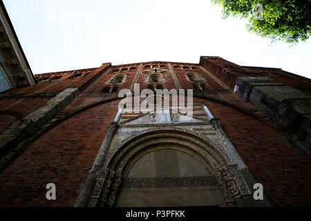 Fassade aus Backstein gebaut San Francesco Kirche, Pavia, Lombardei, Italien Stockfoto