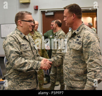 Neue schloss Air National Guard BASE, Del-Oberstleutnant Lynn Robinson jr., eingehende Commander, 166 Gruppe ist zu gratulieren, seine Annahme der Befehl von Oberst David Walker, Assistent der Adjutant General-Air, Pennsylvania National Guard, der am 7. Mai 2017 nach einer Änderung der Befehl Zeremonie. Stockfoto