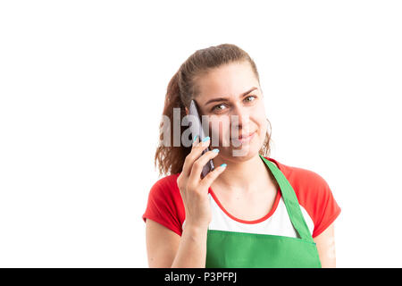 Junge weibliche Lagerhalter oder Einzelhandel Arbeitnehmer mit Smartphone und einen Anruf tätigen, wie Vertriebsmitarbeiter arbeiten Konzept auf weißem Hintergrund Stockfoto