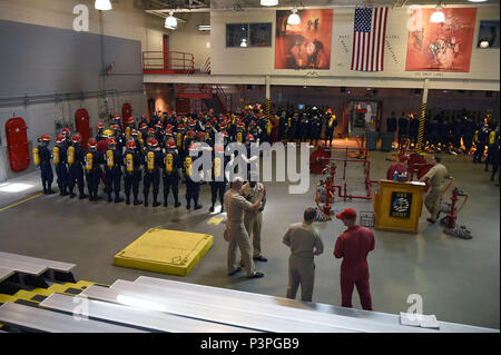 GREAT LAKES, Illinois (20 Juli 2016) - US Navy Fleet, Kraft- und Command Master Chiefs beobachten Rekruten durch Löschübungen mit nur Boot Camp der Marine gehen, Recruit Training Command (RTC) hier, am 20. Juli. Die Flotte und die Kraft und die command Master Chiefs nahmen an einen eingetragenen Board of Advisors (Große Beschwerdekammer) Konferenz bei RTC statt. Die Konferenz, bewirtet durch Naval Service Training Befehl in der USS Iowa RTC zentrale Komplex, eine Chance für die Master Chiefs war nur Boot Camp der Marine zurückkehren und aktuelle Ausbildung rekrutieren beobachten. Sie erörterten auch Richtlinien, Manning, militärische Trai Stockfoto