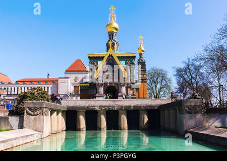 Darmstadt, Deutschland â € "April 08, 2018: Russische Kapelle an der Mathildenhoehe mit nicht identifizierten Personen, einem historischen Russischen Orthodoxen Kirche in der Russischen re Stockfoto