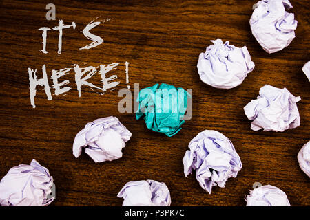 Schreiben Hinweis zeigen, Hier ist es motivierend. Business Foto präsentiert, die in diesem Moment Sache oder des Ortes foundIdeas Worte Holz- Hintergrund Stockfoto