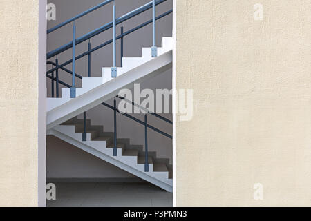 Notausgang Treppe oder Feuerleiter. Architektur Detail modernes Gebäude außen Stockfoto