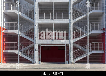 Industriebau Notausgang Treppe oder Feuerleiter. moderne Gebäude Exterieur Stockfoto